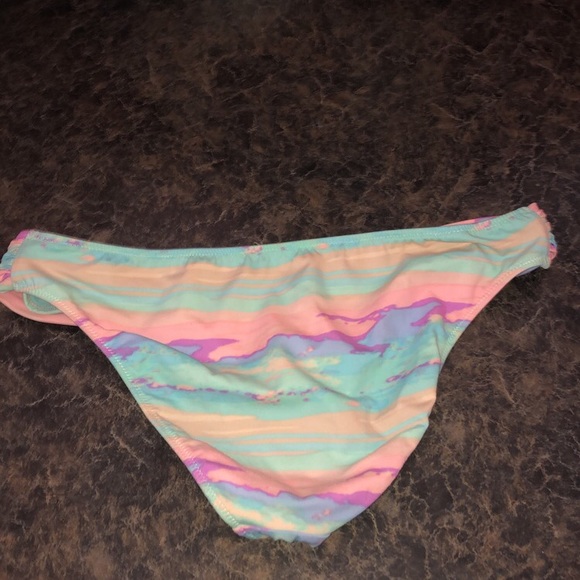 Bathing suits - Picture 3 of 7